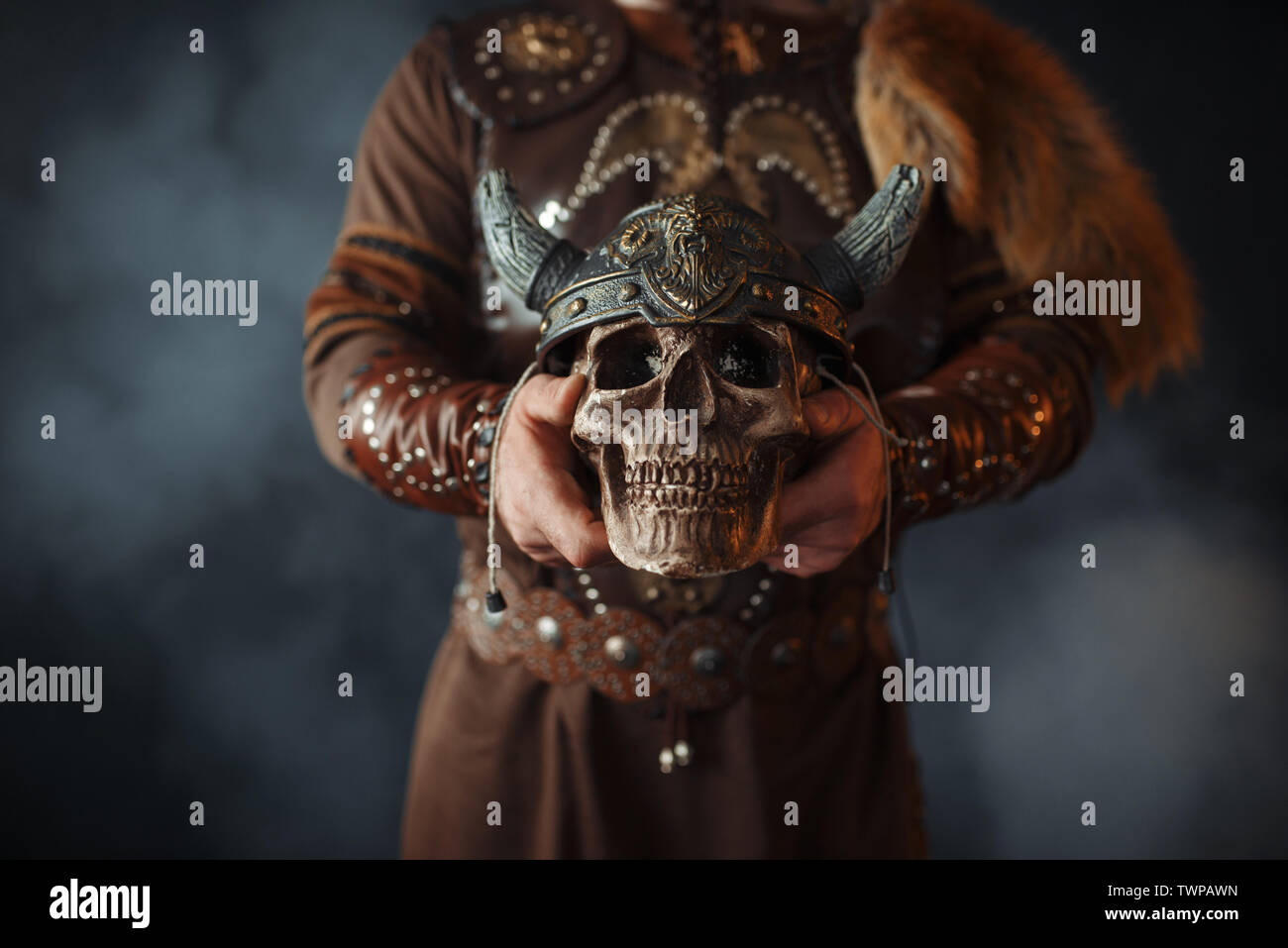 Viking detiene il teschio umano nel casco Foto Stock