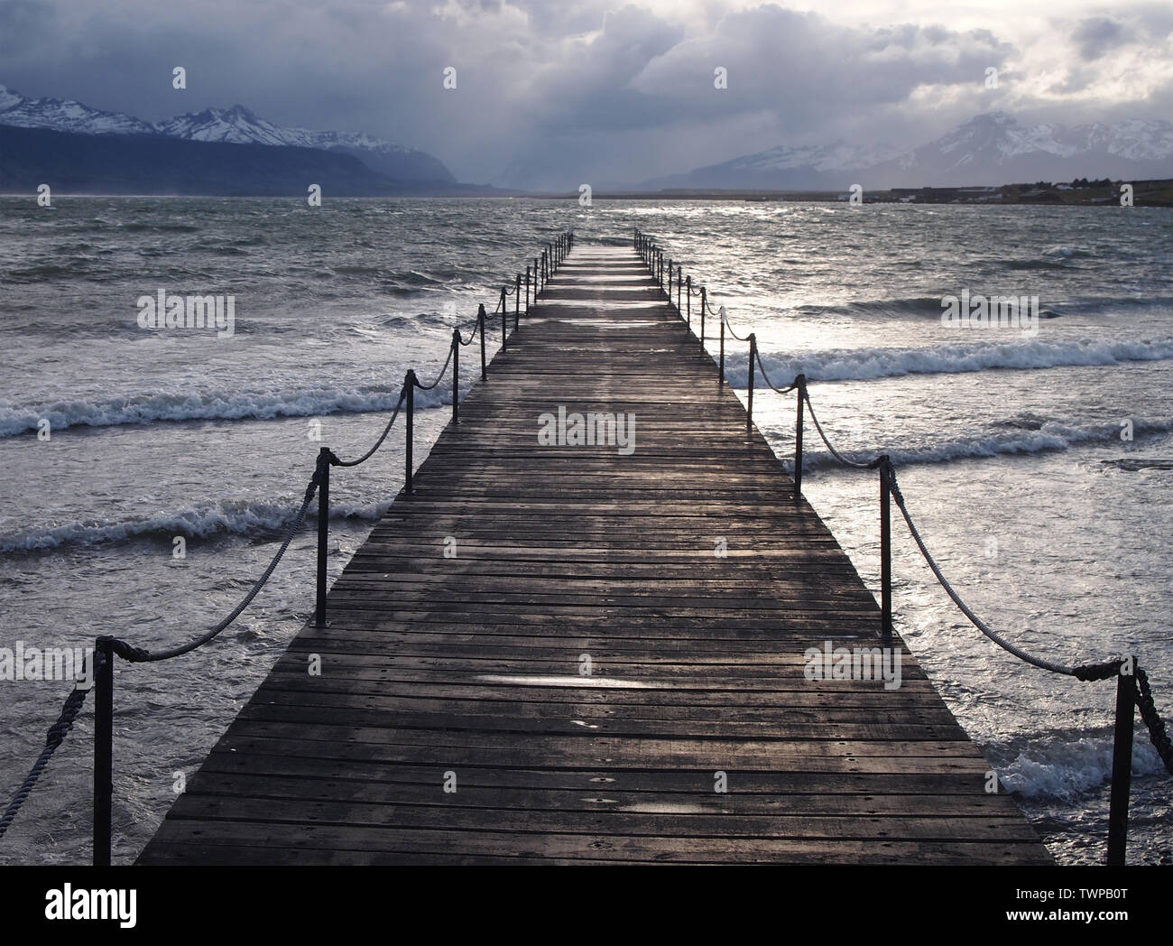 Il molo di legno in Puerto Bories, Ultima Esperanza Bay, vicino alla città di Puerto Natales nel sud del Cile Foto Stock