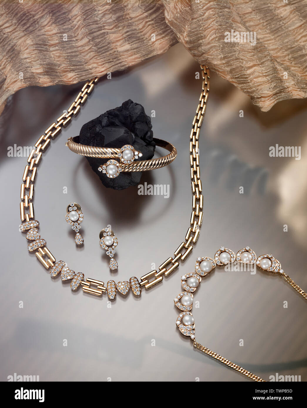 STILL LIFE di gioielli in oro e diamanti Foto Stock