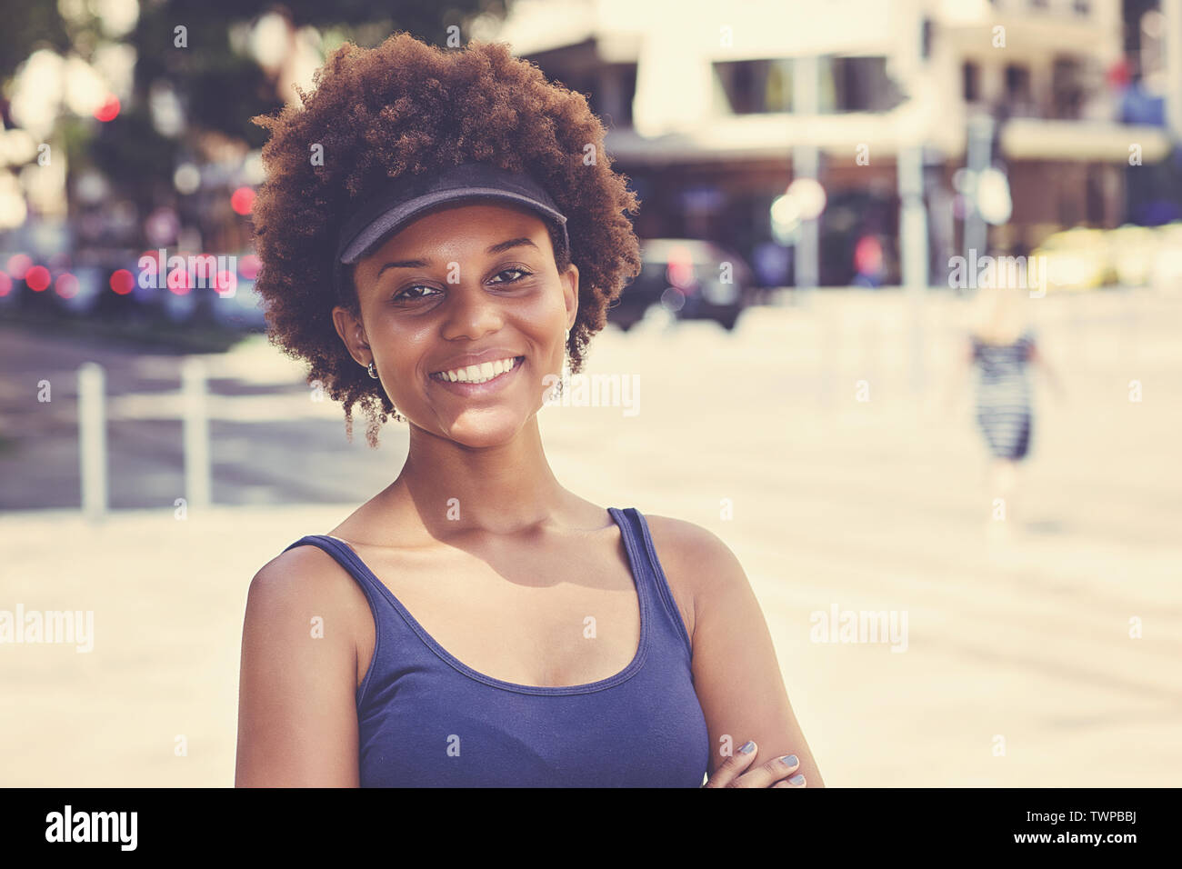 Bella americano africano giovane donna adulta in città in estate a vintage look rétro Foto Stock