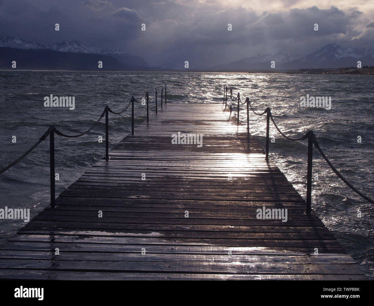 Il molo di legno in Puerto Bories, Ultima Esperanza Bay, vicino alla città di Puerto Natales nel sud del Cile Foto Stock