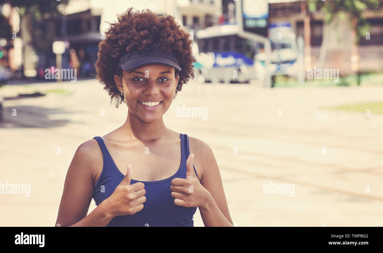 Felice americano africano giovane donna adulta in città in estate a vintage look rétro Foto Stock