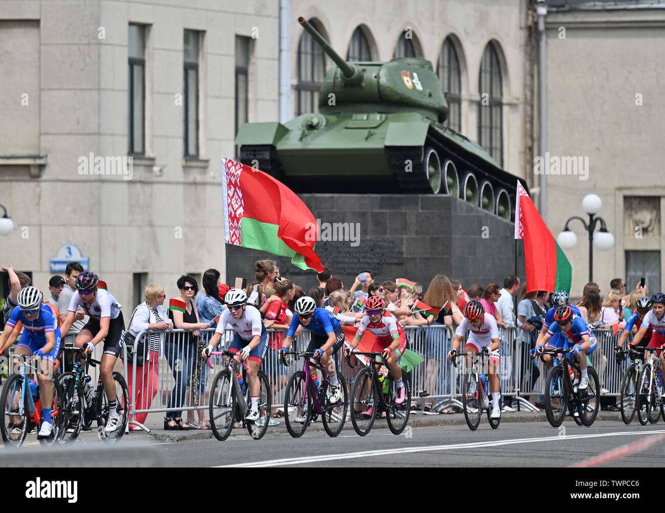 22/06/2019. Minsk. La Bielorussia. Il Peleton va al di là di un vecchio T34/85 serbatoio nel "Palazzo dell'Esercito" con una bandiera della Bielorussia. Womens ciclismo su strada gara. Minsk. La Bielorussia. 22/06/2019. Foto Stock