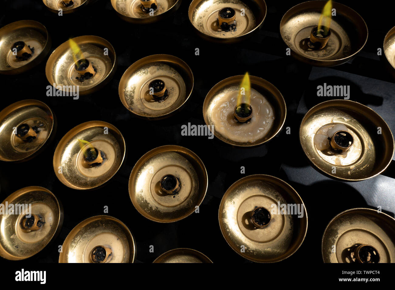Ciotole in ottone con candele votive Foto Stock
