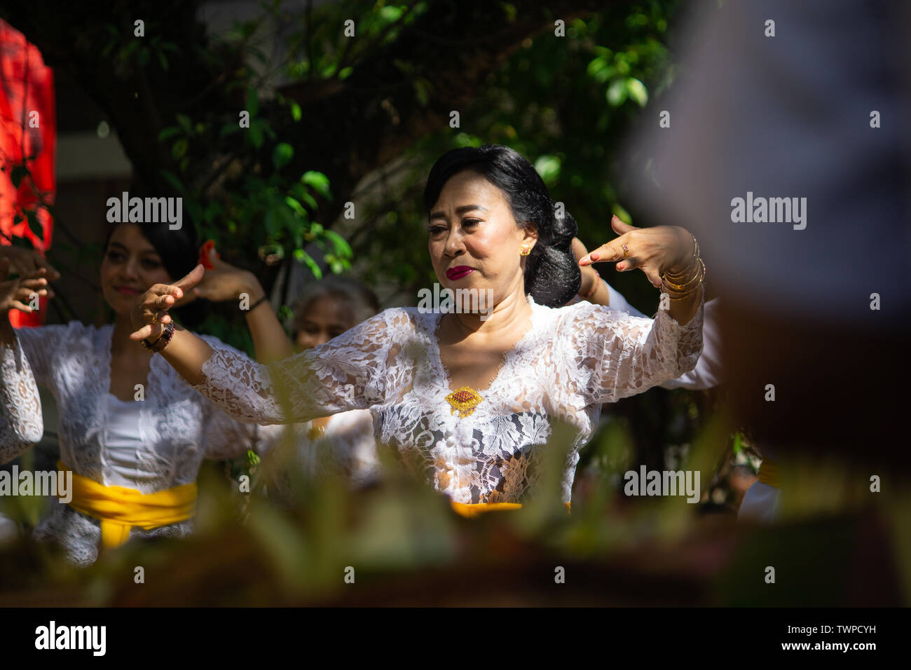 DENPASAR.BALI/INDONESIA-11 MAGGIO 2019: alcuni senior donna balinese eseguire di Rejang ballare durante la Saraswati giorno di Hindu alla cerimonia di Bali Foto Stock