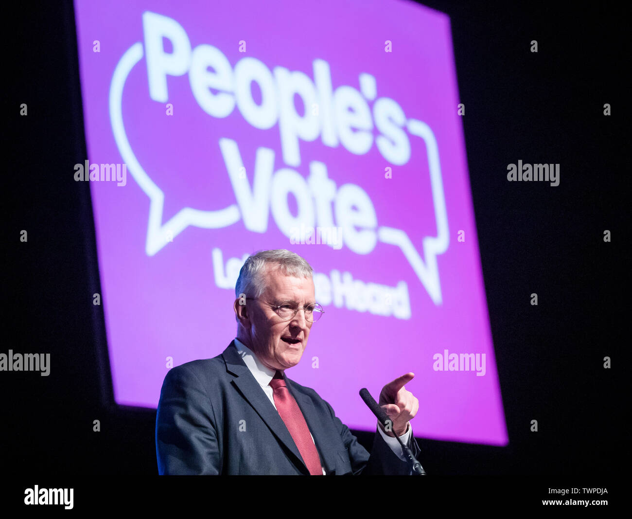 Hilary Benn come egli invita il suo partito a venire fuori "forte e chiaro" a sostegno di un secondo referendum, come egli si rivolge a un voto popolare nel rally di Leeds. Foto Stock Hilary Benn come egli invita il suo partito a venire fuori "forte e chiaro" a sostegno di un secondo referendum, come egli si rivolge a un voto popolare nel rally di Leeds. Foto Stock