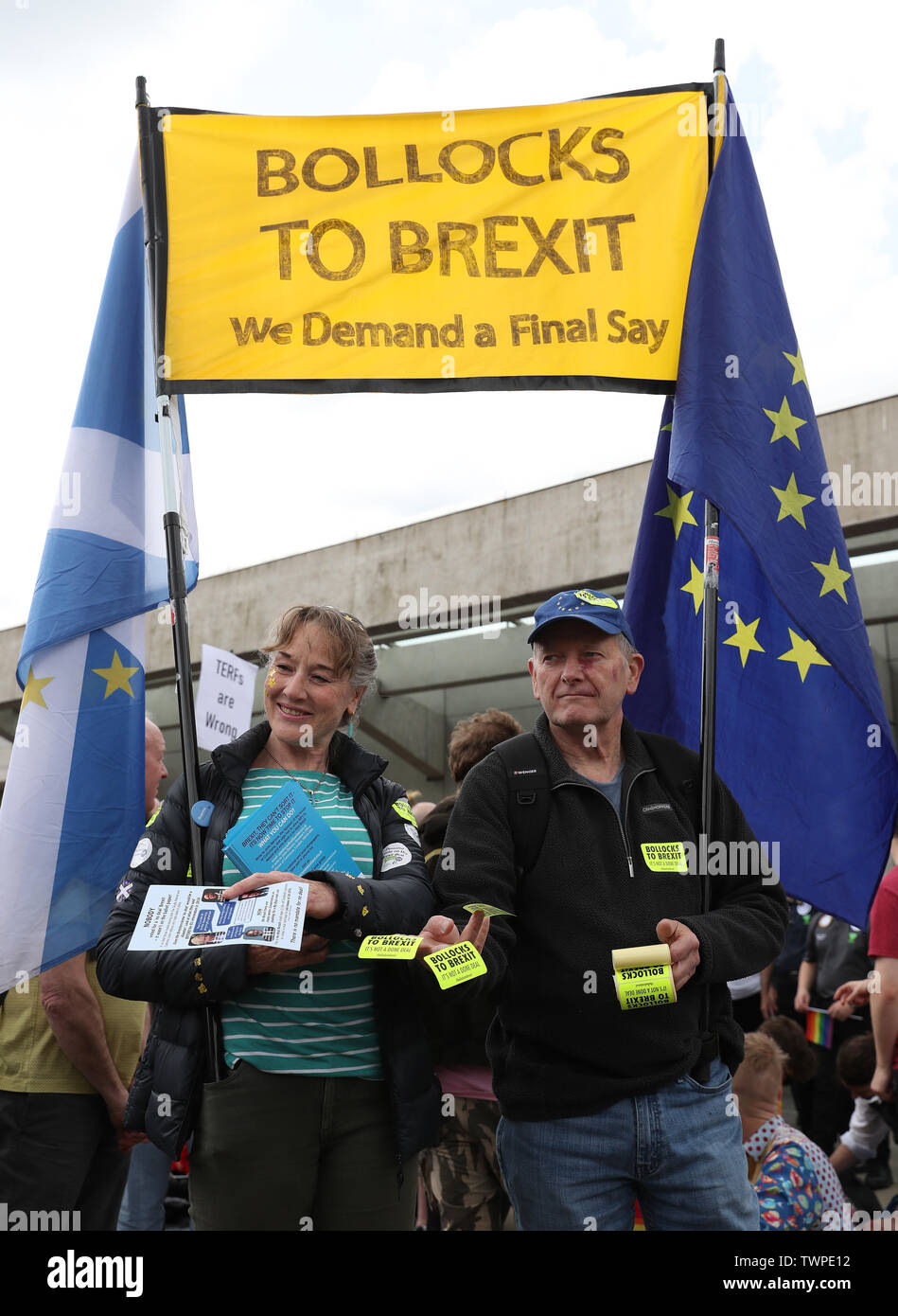 Orgoglio dimostranti in un rally al di fuori del Parlamento scozzese di Edimburgo. Foto Stock
