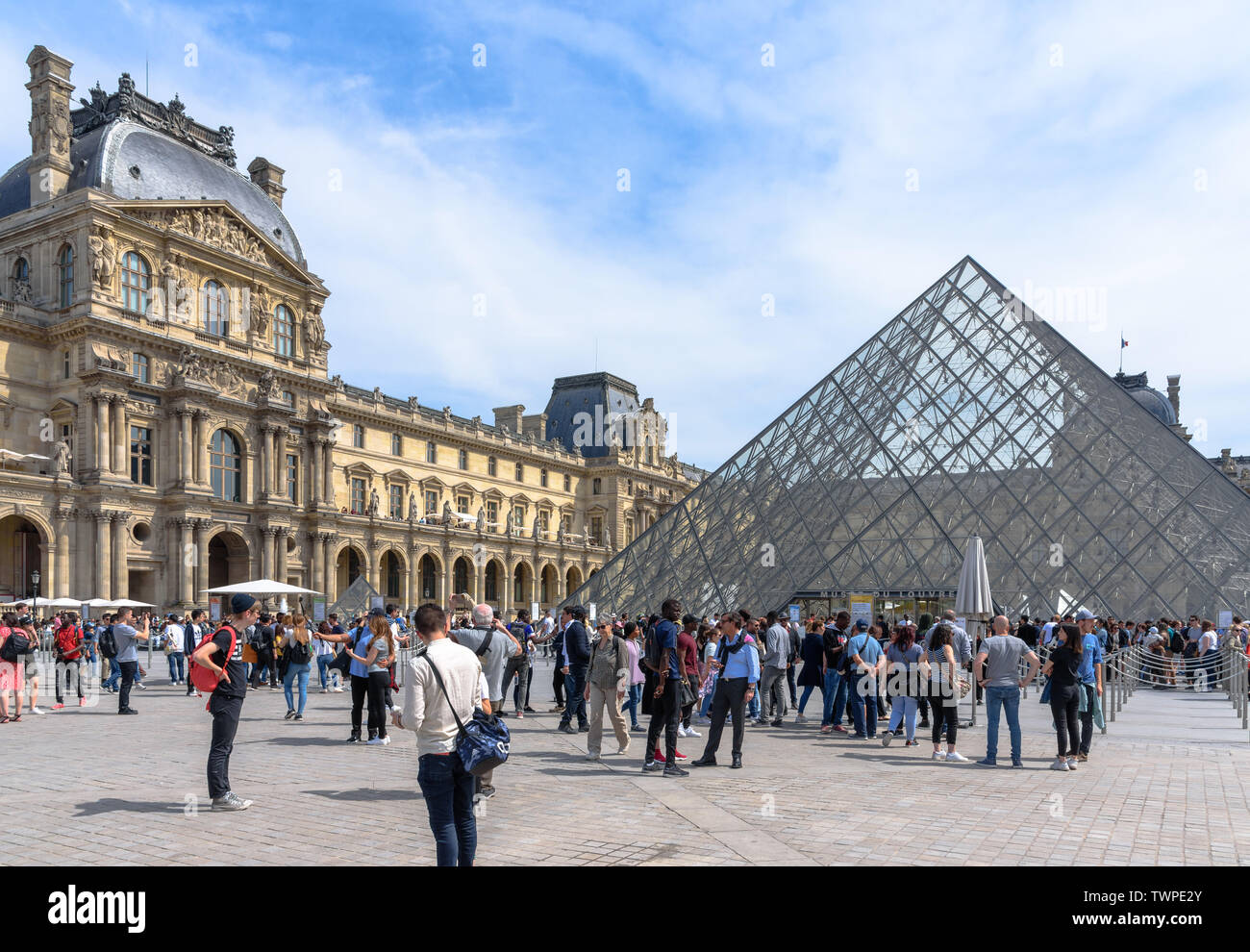Il museo del Louvre e la piramide di vetro a Parigi in Francia su una giornata di primavera Foto Stock