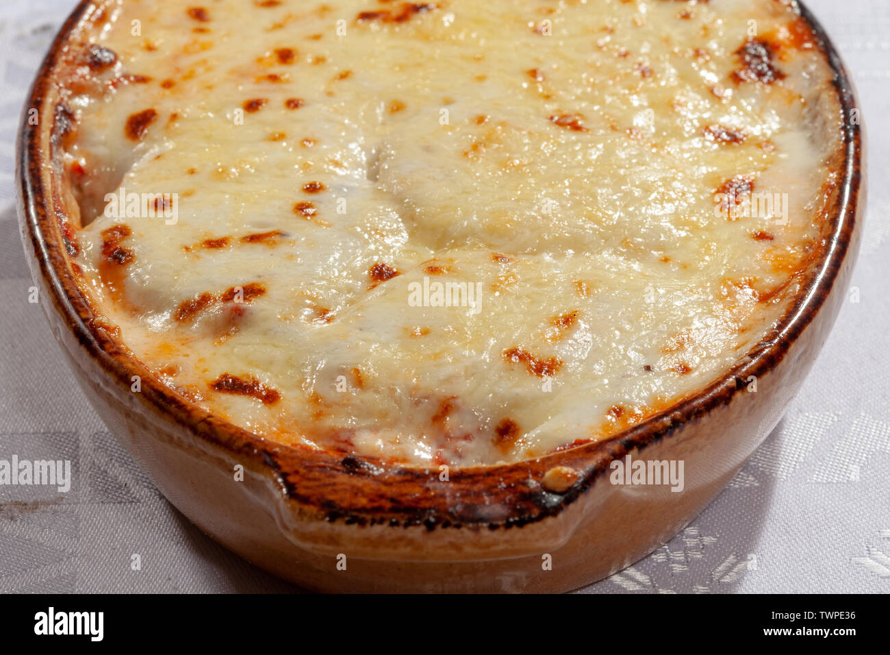 Tradizionale Greco Moussaka Melanzane Piatto Di Carne Macinata Prezzemolo Cipolla Di Besciamella Foto Stock Alamy
