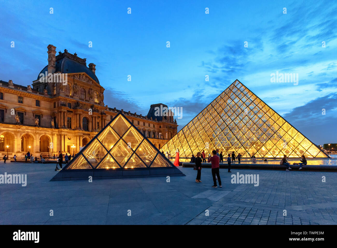 Gli illuminati piramide in vetro presso il Museo del Louvre a Parigi in Francia al crepuscolo Foto Stock