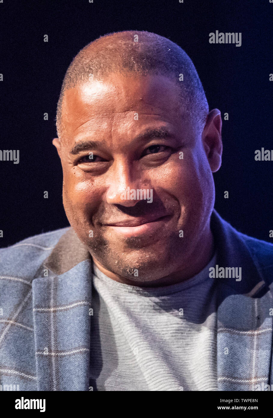 John Barnes durante un voto popolare al rally di nuovo Dock Hall a Leeds. Foto Stock