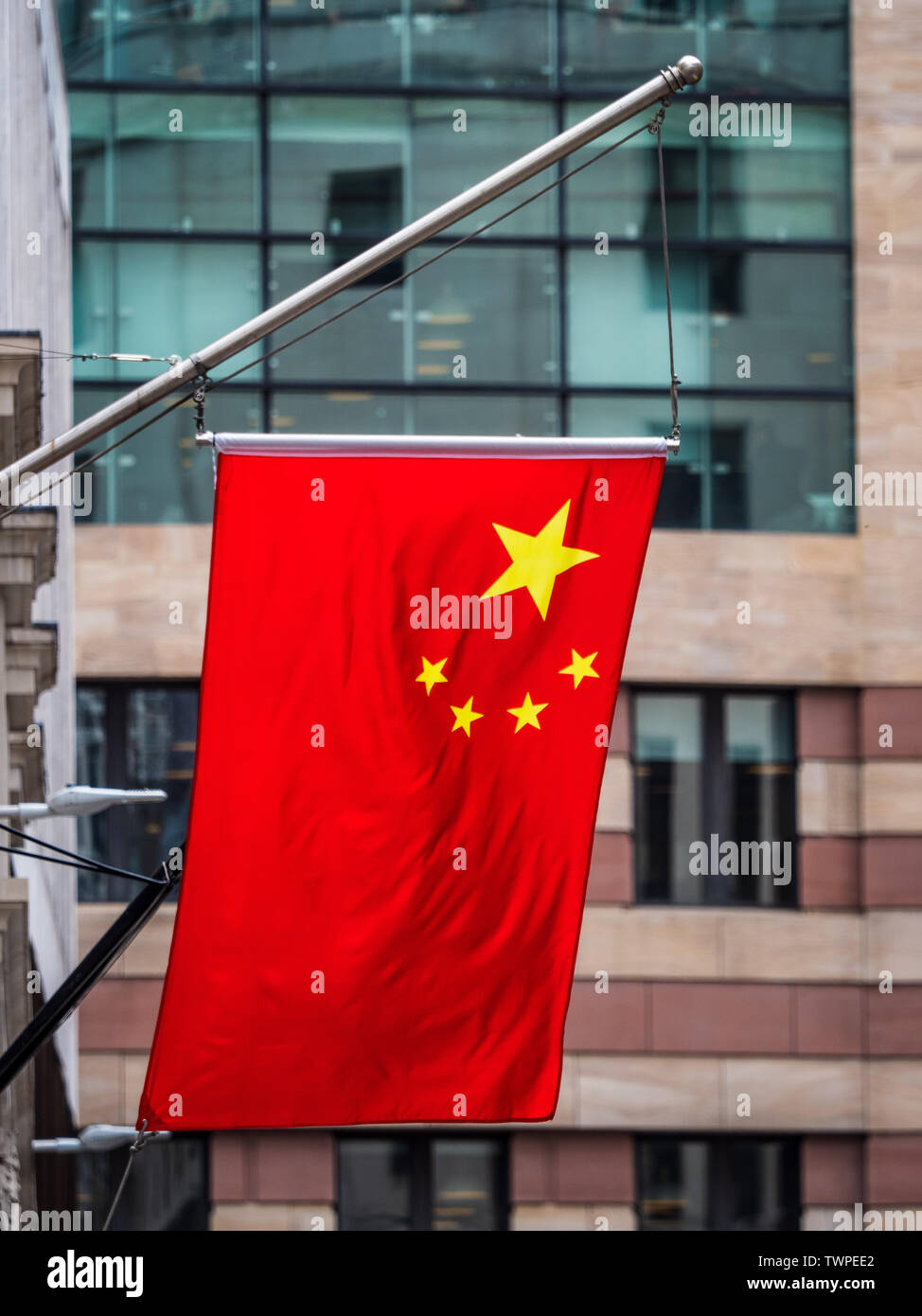 Bandiere cinesi nella città di Londra - bandiere cinesi contrassegnare la crescente presenza delle banche cinesi nella città di Londra il quartiere finanziario. Foto Stock