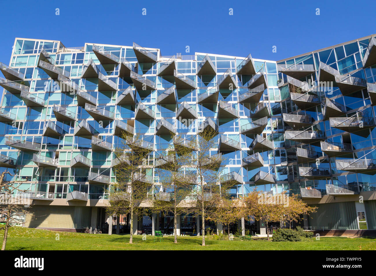 Moderno edificio di architettura a Orestad ad, Copenhagen, con balconi triangolare in una facciata di vetro Foto Stock