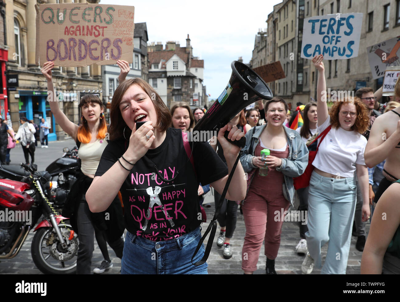 Orgoglio dimostranti in un rally al di fuori del Parlamento scozzese di Edimburgo. Foto Stock