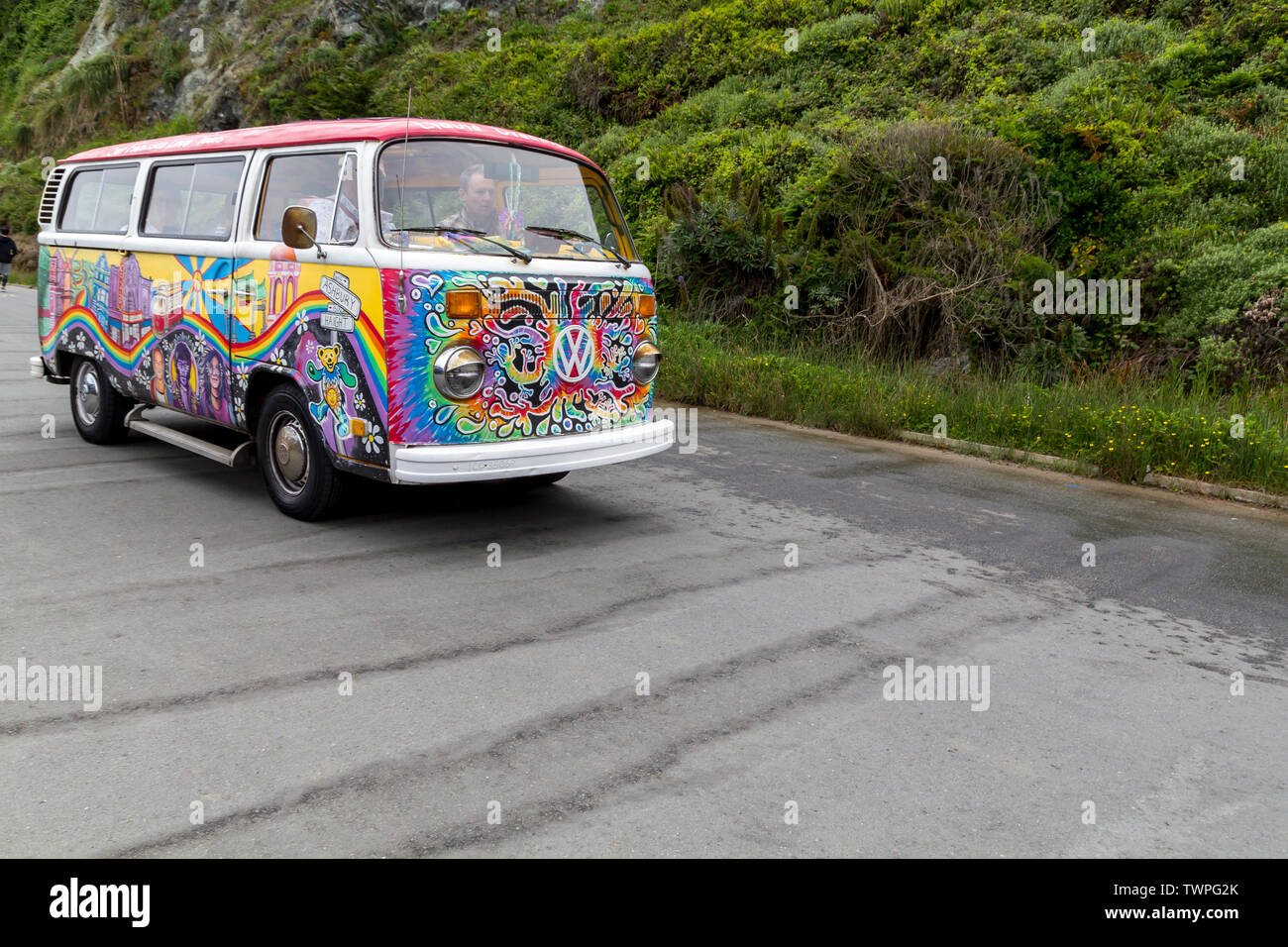 Dipinto di Volkswagen van in colori vividi guida in strada nella città di San Francisco Foto Stock