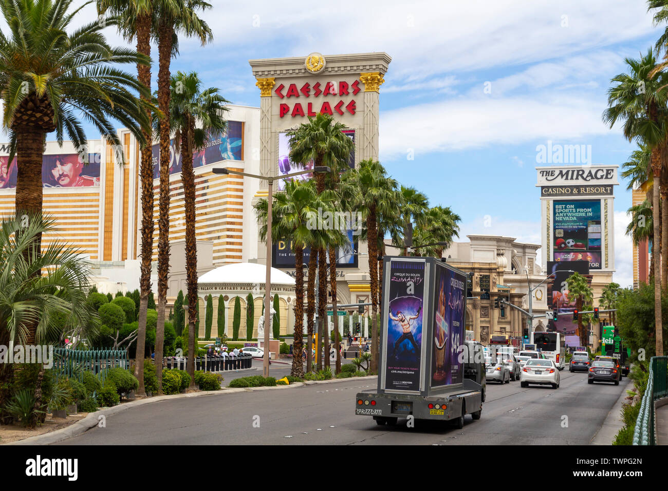 Las Vegas, Nevada, Stati Uniti: Maggio 20, 2019: Las Vegas Strip, casinò e hotel city view di giorno dalla strada. Caesars Palace hotel e casi Foto Stock