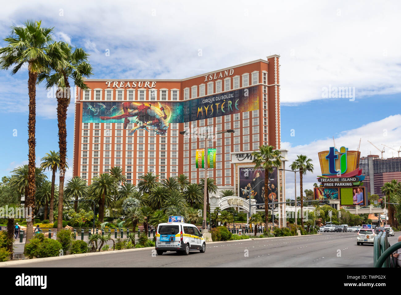 Las Vegas, Nevada, Stati Uniti: Maggio 20, 2019: Las Vegas Strip, casinò e hotel city view di giorno dalla strada.Treasure Island hotel e casi Foto Stock