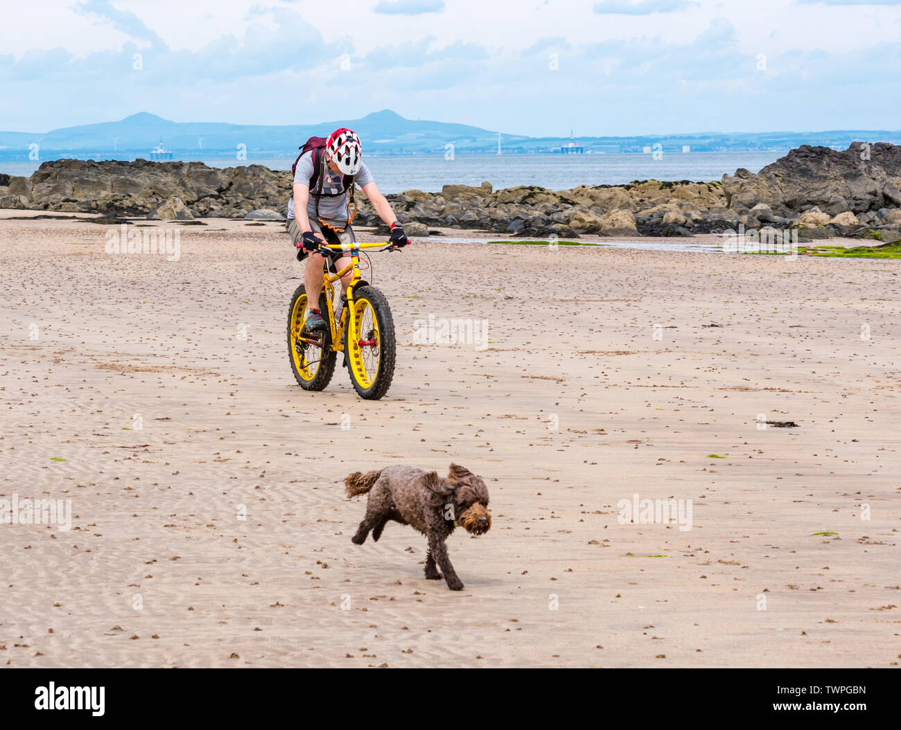 Uomo che corre lungo una spiaggia immagini e fotografie stock ad alta risoluzione Alamy