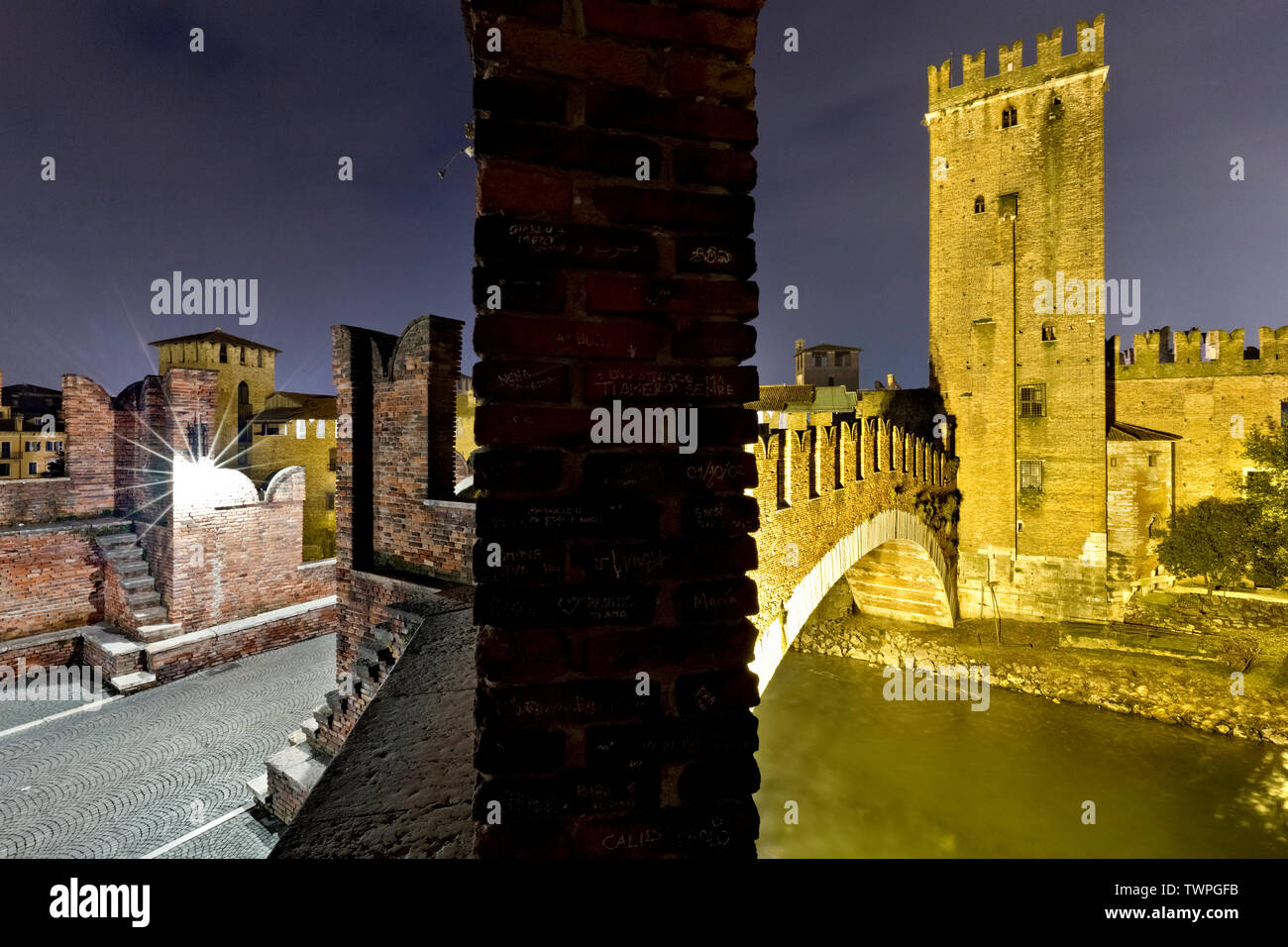 Il Ponte Scaligero e Castelvecchio di notte. Verona, Veneto, Italia, Europa. Foto Stock