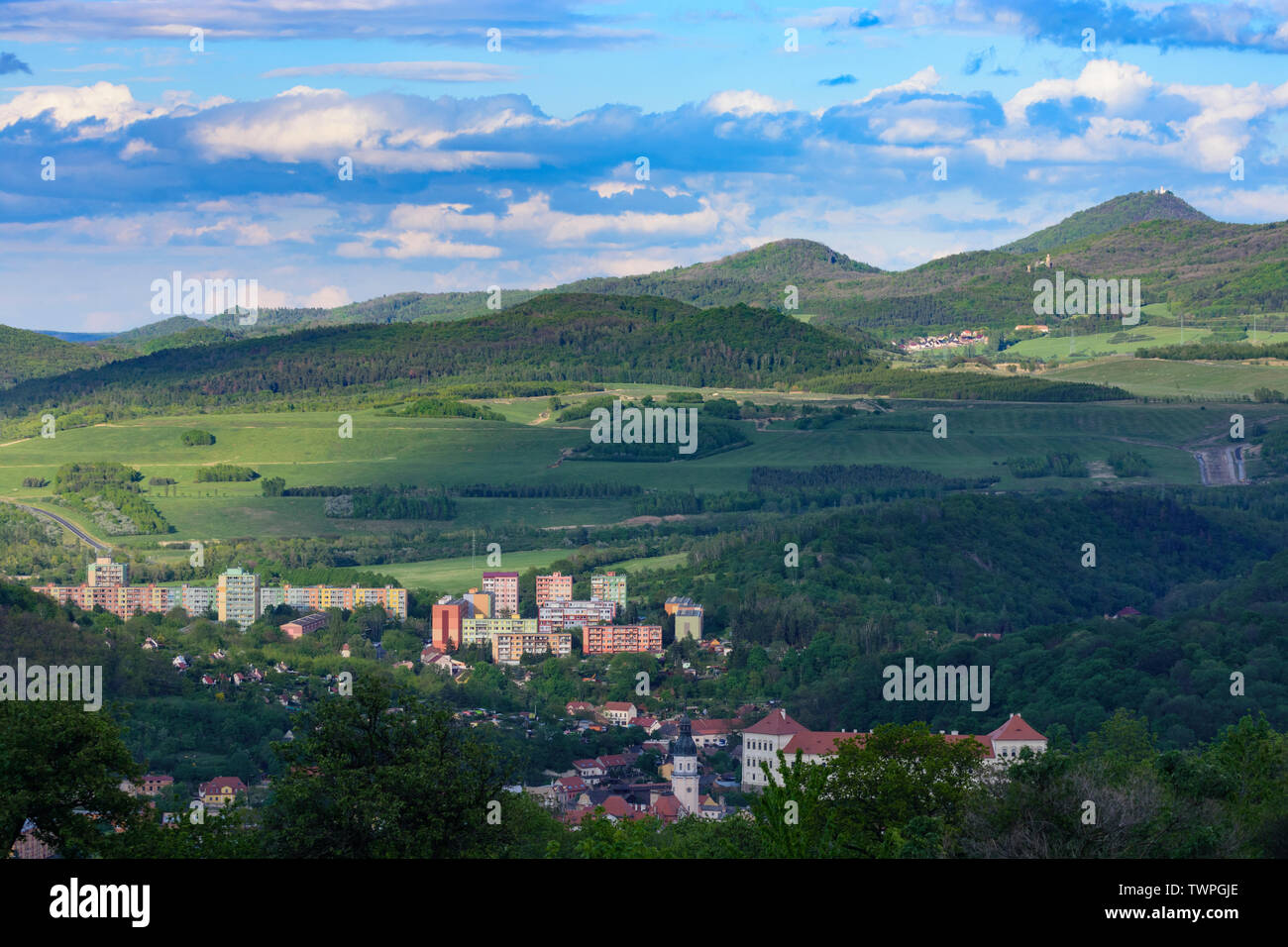 Bilina (Bilin): Kostomlaty Castle Mountain Milesovka (Milleschauer) con torre di osservazione in Ceske stredohori (Böhmisches Mittelgebirge, Boh centrale Foto Stock