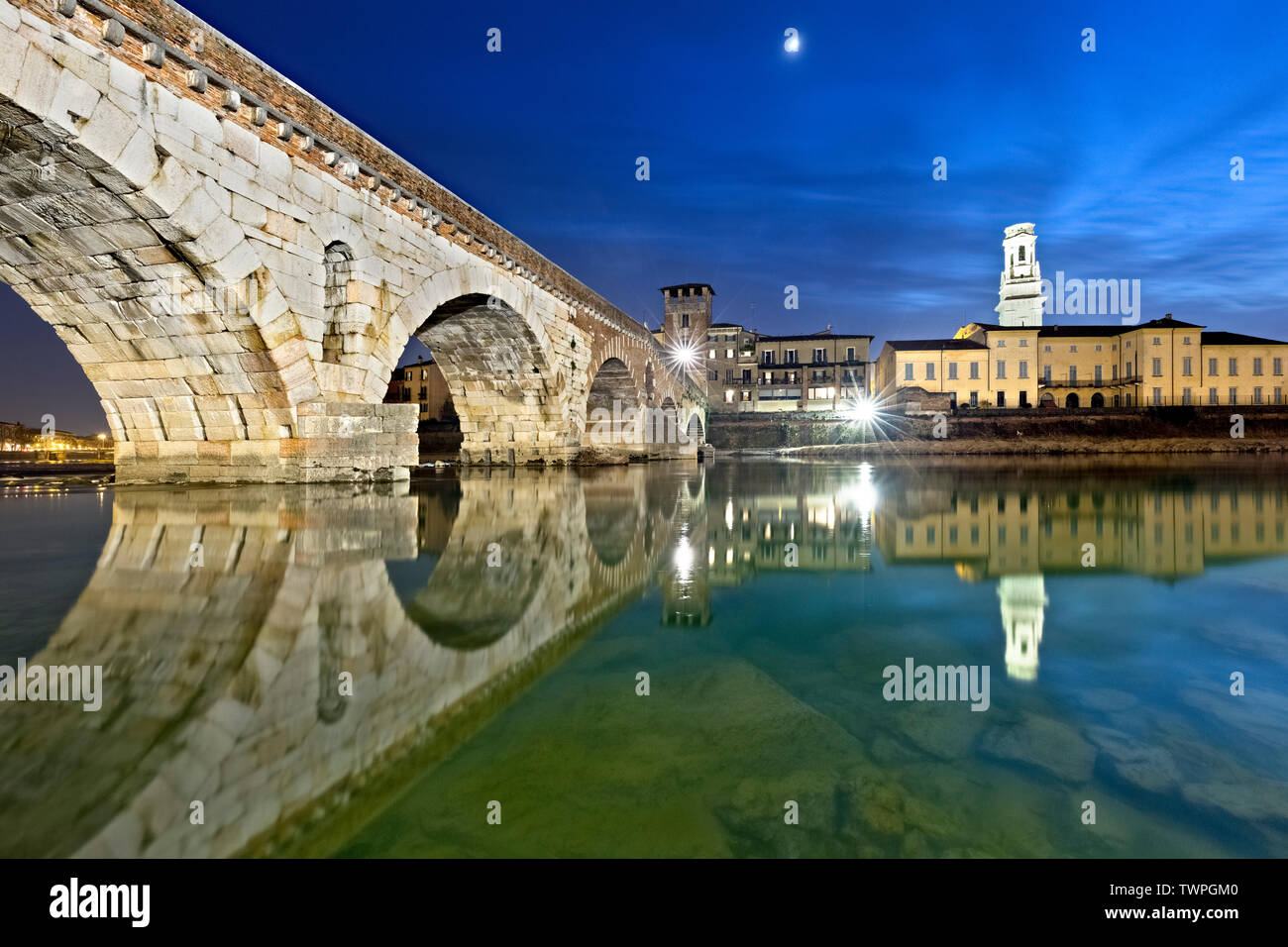 Il Ponte Scaligero di Verona. Costruito in epoca romana, fu distrutto durante la Seconda Guerra Mondiale e ricostruita nel dopoguerra. Verona, Italia. Foto Stock