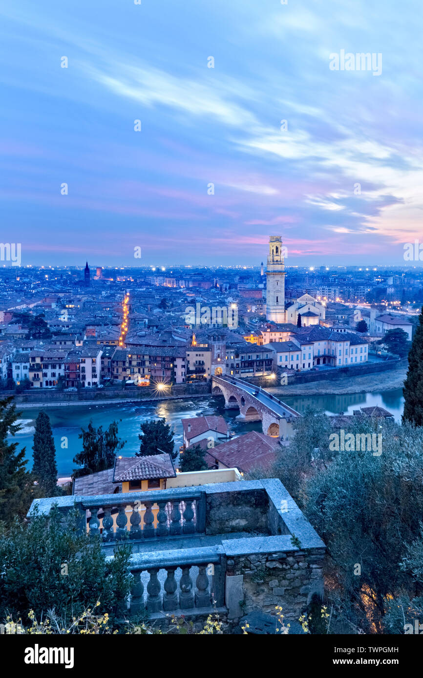 Il tramonto sulla città di Verona. Veneto, Italia, Europa. Foto Stock