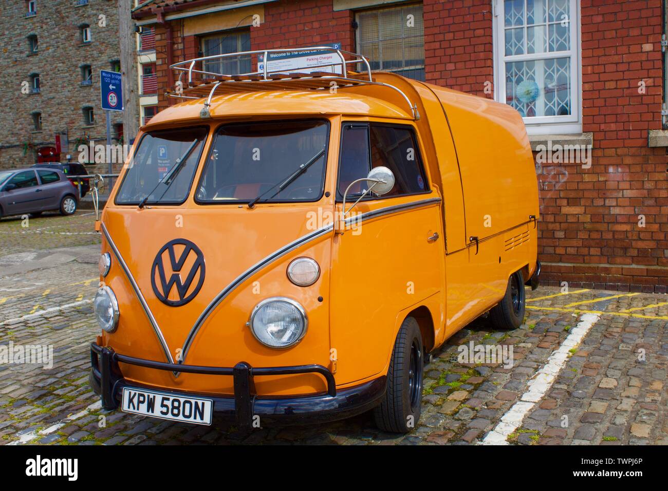 Volkswagen Bus Camper avvistato in Bristol Foto Stock