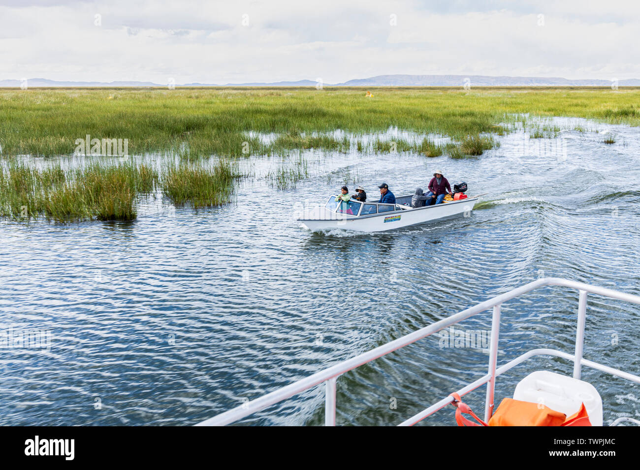 Gite in barca attraverso le lamelle e villaggi galleggianti di Isole Uros sul lago Titicaca, Perù, Sud America Foto Stock