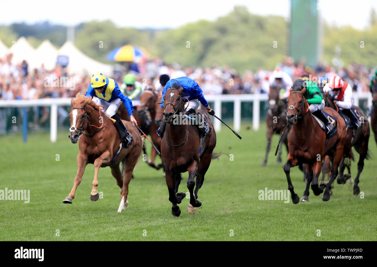 Punto Blu (centro) cavalcato da fantino James Doyle sul modo di vincere il giubileo di Diamante picchetti durante il giorno cinque del Royal Ascot a Ascot Racecourse. Foto Stock