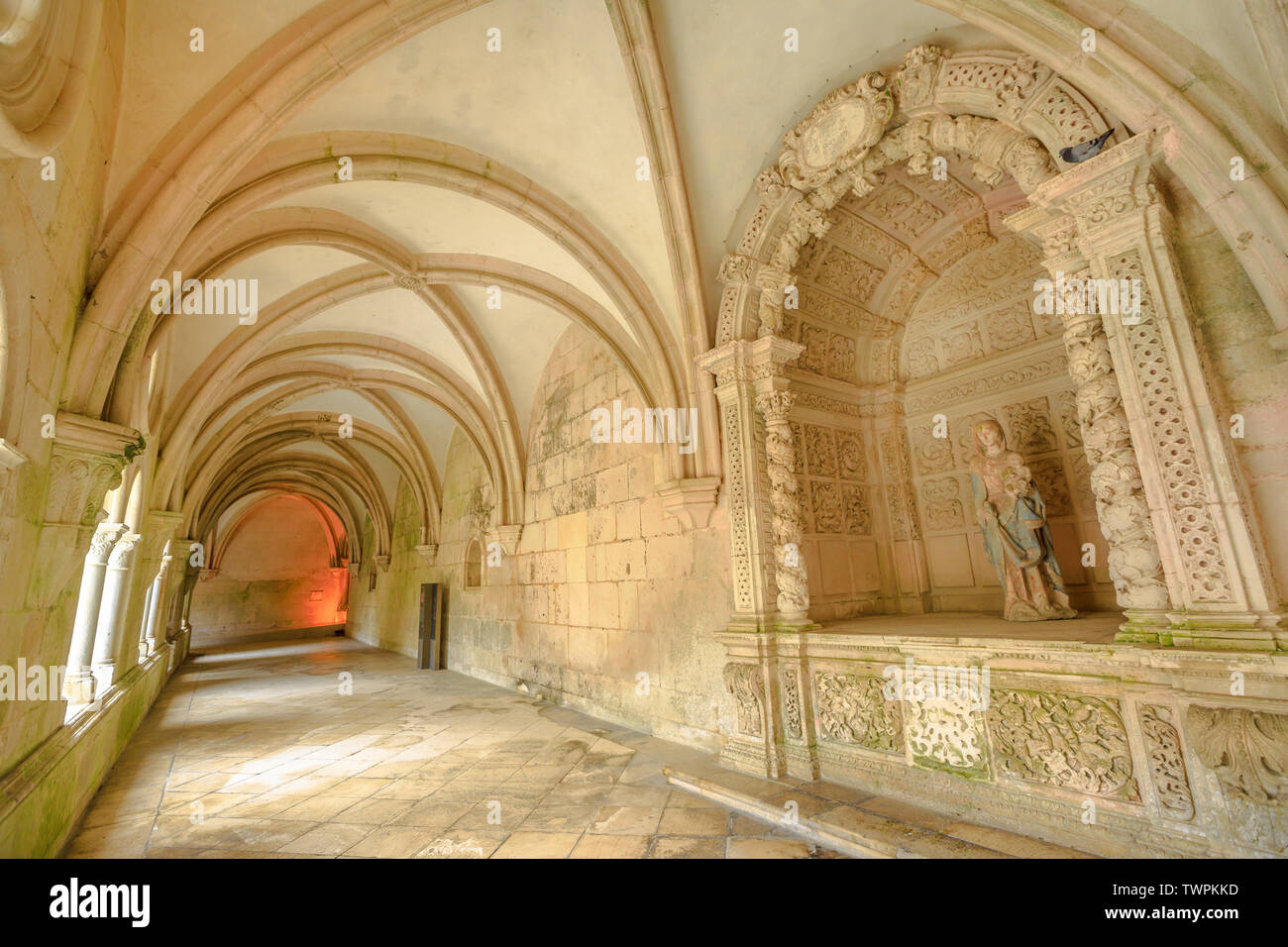 Alcobaca, Portogallo - Agosto 15, 2017: architettura cistercense del corridoio intorno al chiostro del silenzio di Romano medievale monastero cattolico di Foto Stock