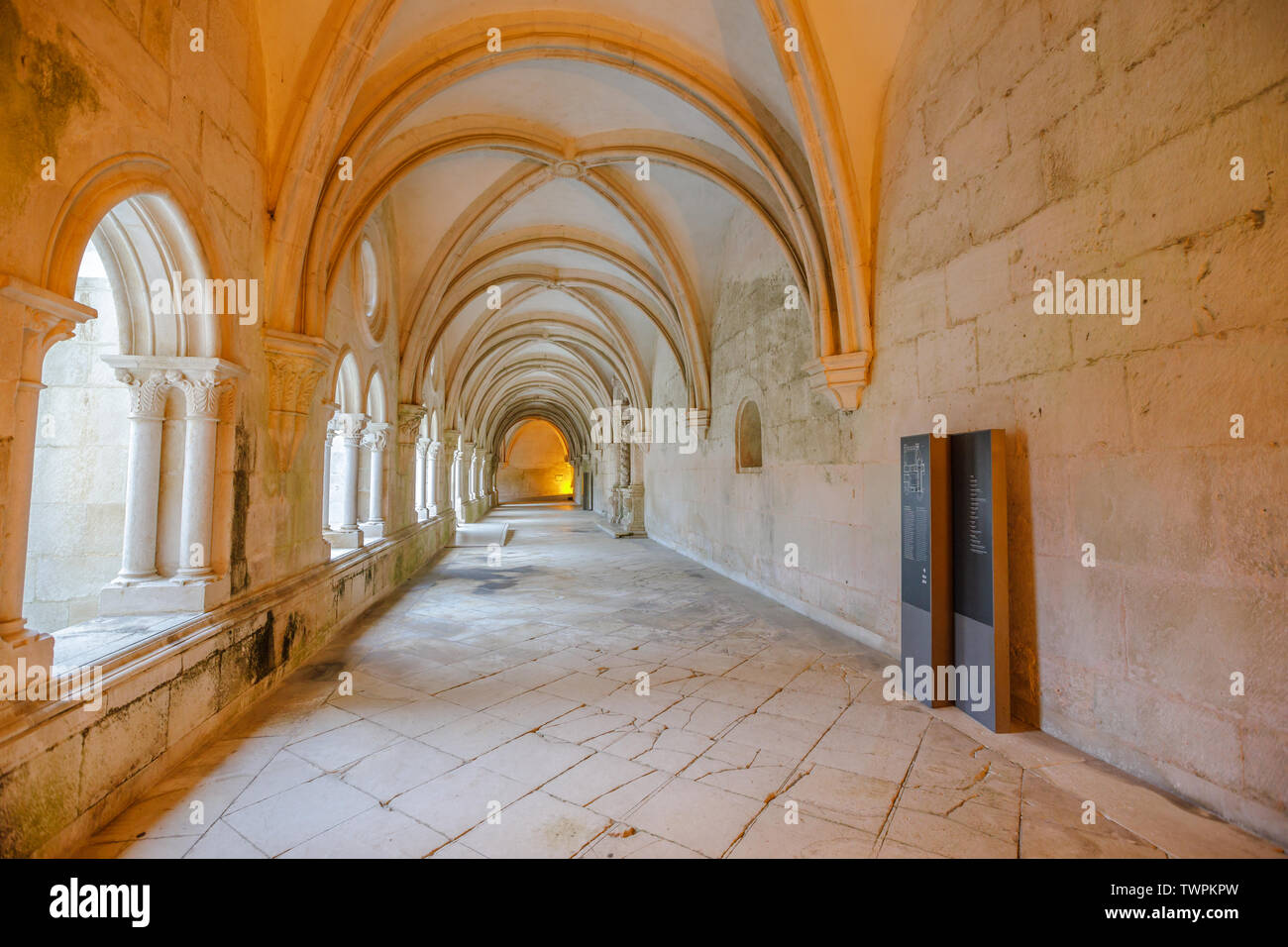 Alcobaca, Portogallo - Agosto 15, 2017: architettura cistercense del corridoio con colonnato che circonda il chiostro del silenzio di Romano medievale Foto Stock