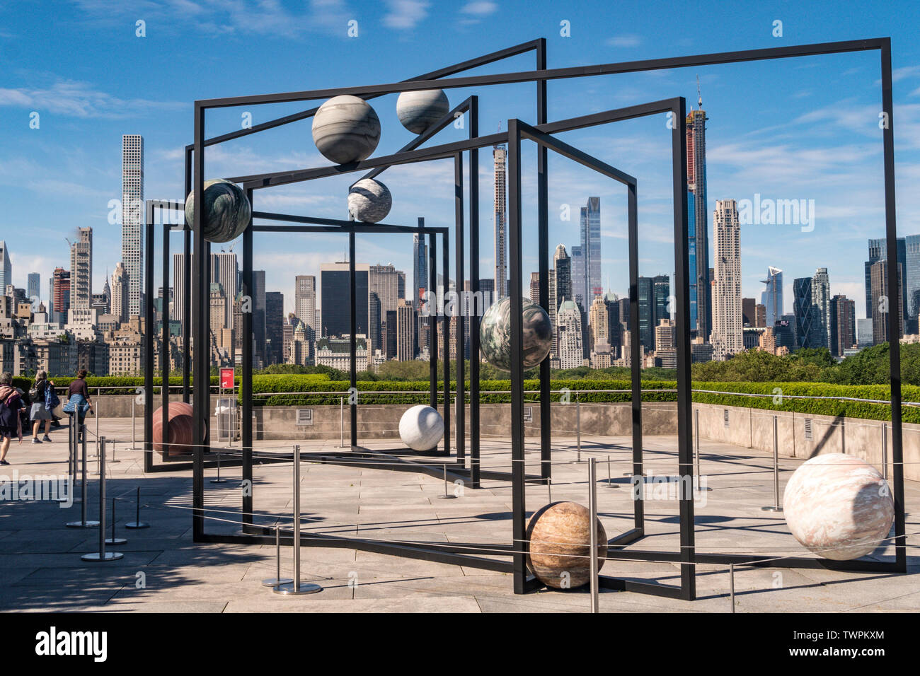 Alicia Kwade, 'ParaPivot' mostra di scultura del Metropolitan Museum of Art Roof Garden, NYC, STATI UNITI D'AMERICA Foto Stock