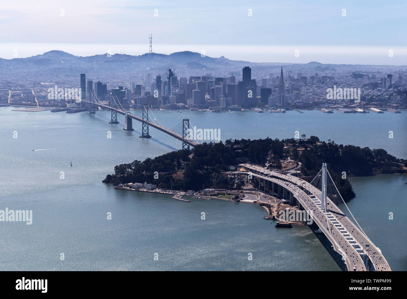 Pomeriggio Vista aerea di San Francisco e di Oakland Bay Bridge in California. Foto Stock
