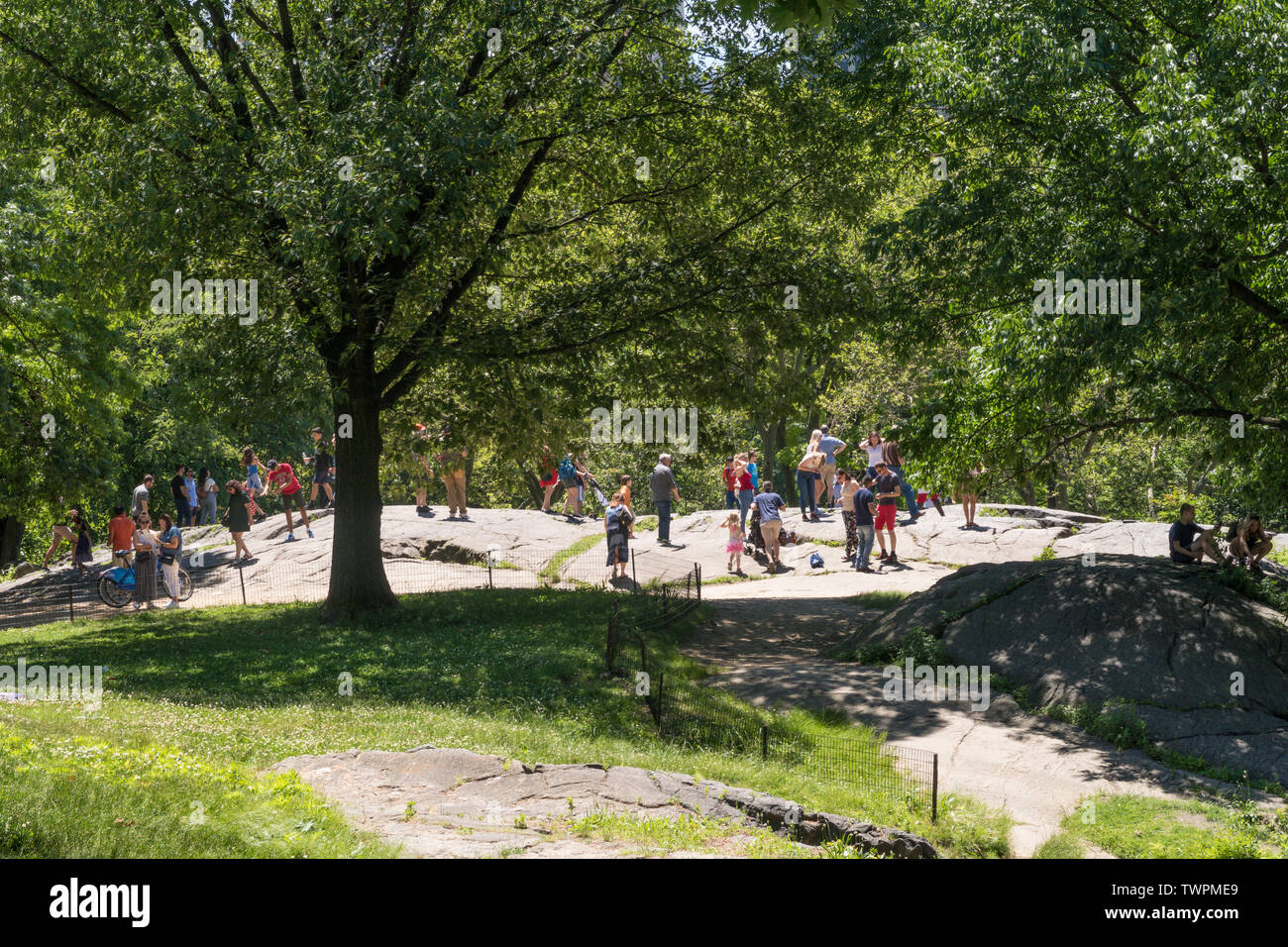 Le persone che si godono la Panoramica sulla formazione di roccia, al Central Park di New York Foto Stock