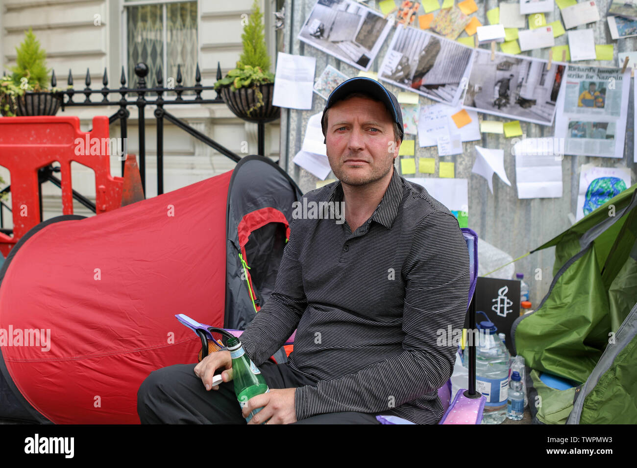 Ambasciata Iraniana, Londra, Regno Unito. Il 22 giugno, 2019. Richard Ratcliffe continua il suo sciopero della fame al di fuori dell'Ambasciata di Iran in Knightsbridge. Richard è il marito di Nazanin Zaghari-Ratcliffe, imprigionate in Iran. Penelope Barritt/Alamy Live News Foto Stock