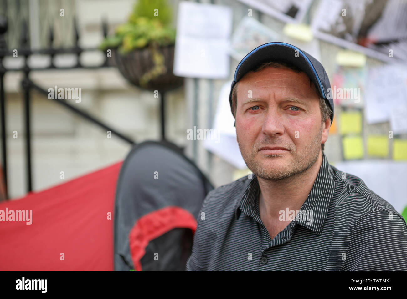 Ambasciata Iraniana, Londra, Regno Unito. Il 22 giugno, 2019. Richard Ratcliffe continua il suo sciopero della fame al di fuori dell'Ambasciata di Iran in Knightsbridge. Richard è il marito di Nazanin Zaghari-Ratcliffe, imprigionate in Iran. Penelope Barritt/Alamy Live News Foto Stock