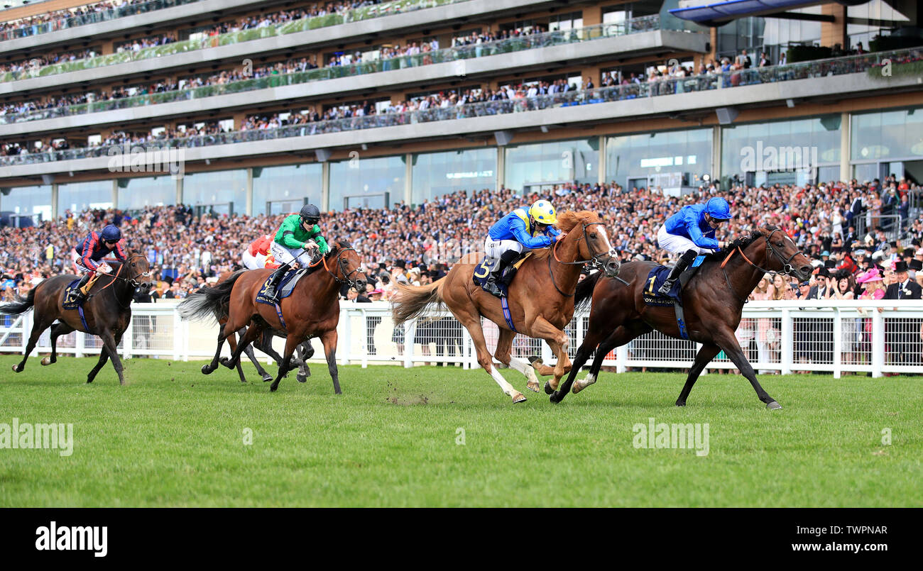 Punto blu (a destra) cavalcato da fantino James Doyle vince il giubileo di Diamante picchetti durante il giorno cinque del Royal Ascot a Ascot Racecourse. Foto Stock