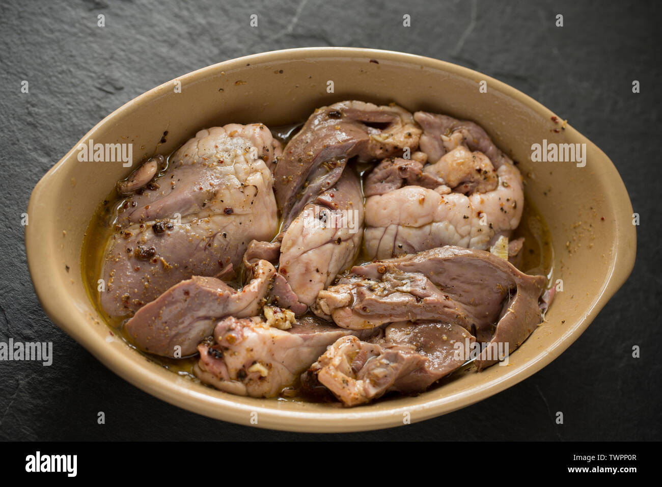 Tagliate a fette, materie British agnello cuori la marinatura in una marinata fatta in casa sulla base del piatto peruviano di anticuchos. La marinatura è costituito da vino bianco vinega Foto Stock