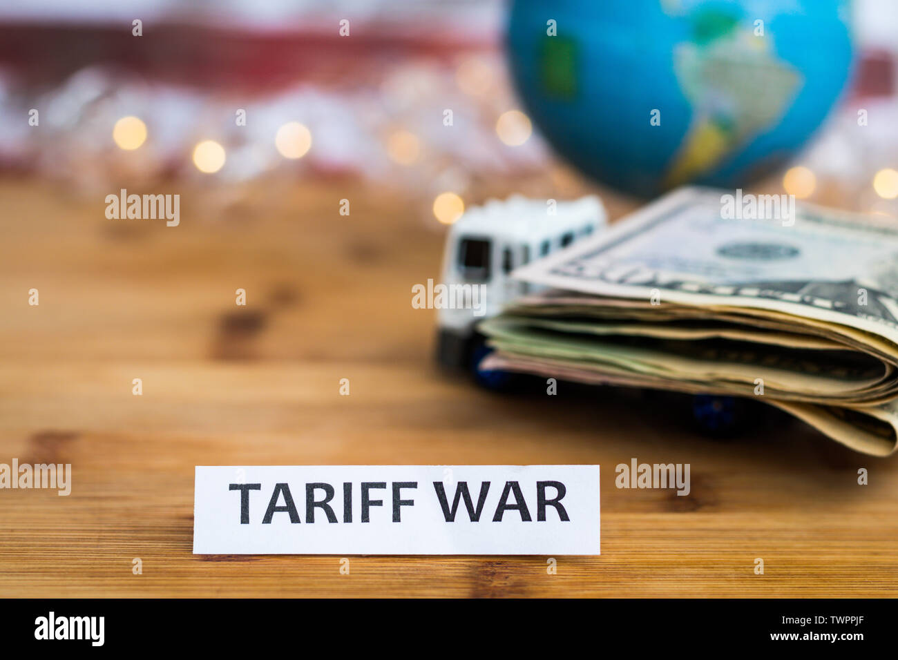 Tariffa di spedizione di guerra, scambi e commercio concetto con dollari USA caricato sul letto del carrello Foto Stock