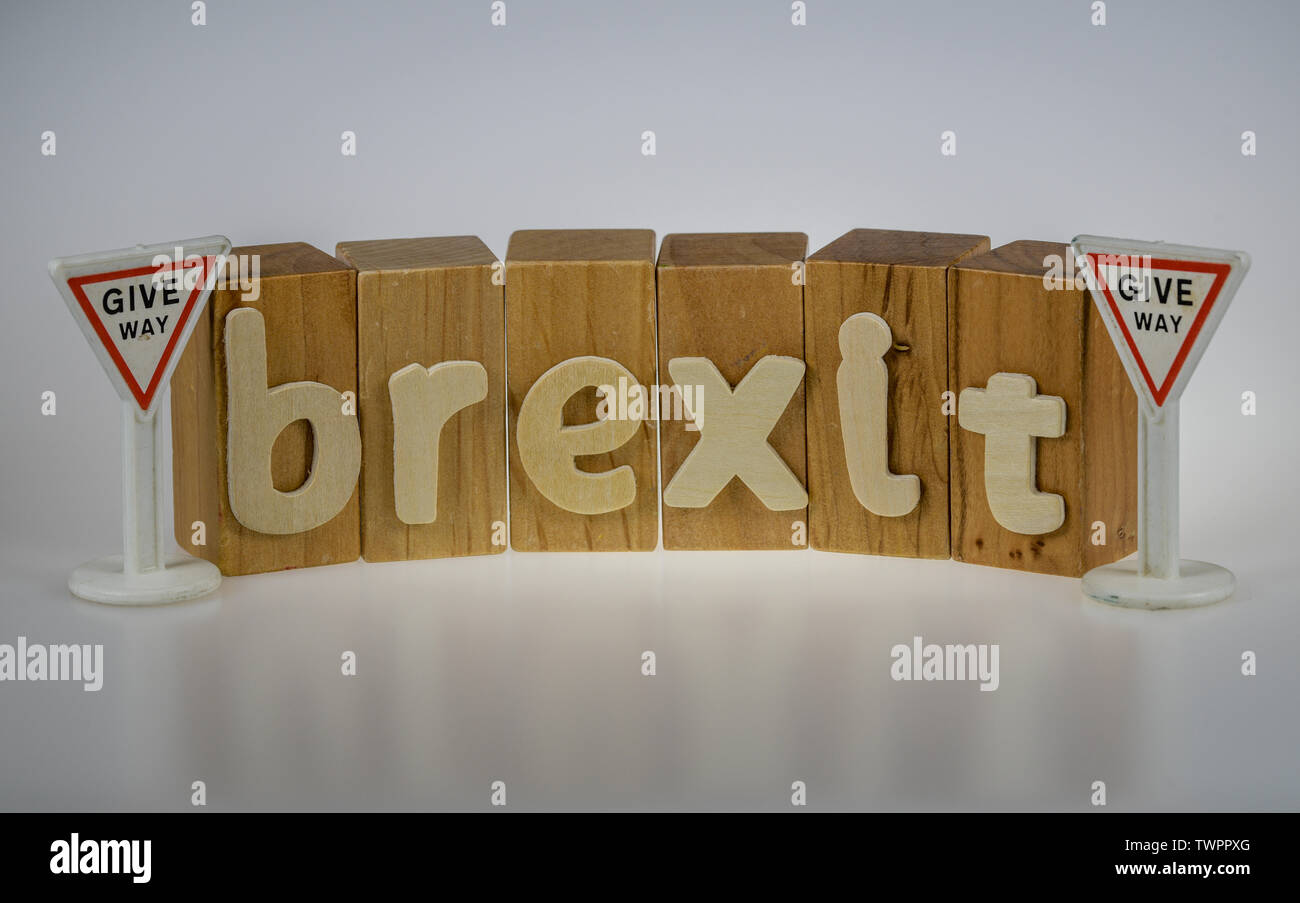 Concetto Brexit mostra Brexit parole sui blocchi di legno con il dare modo cartelli Foto Stock