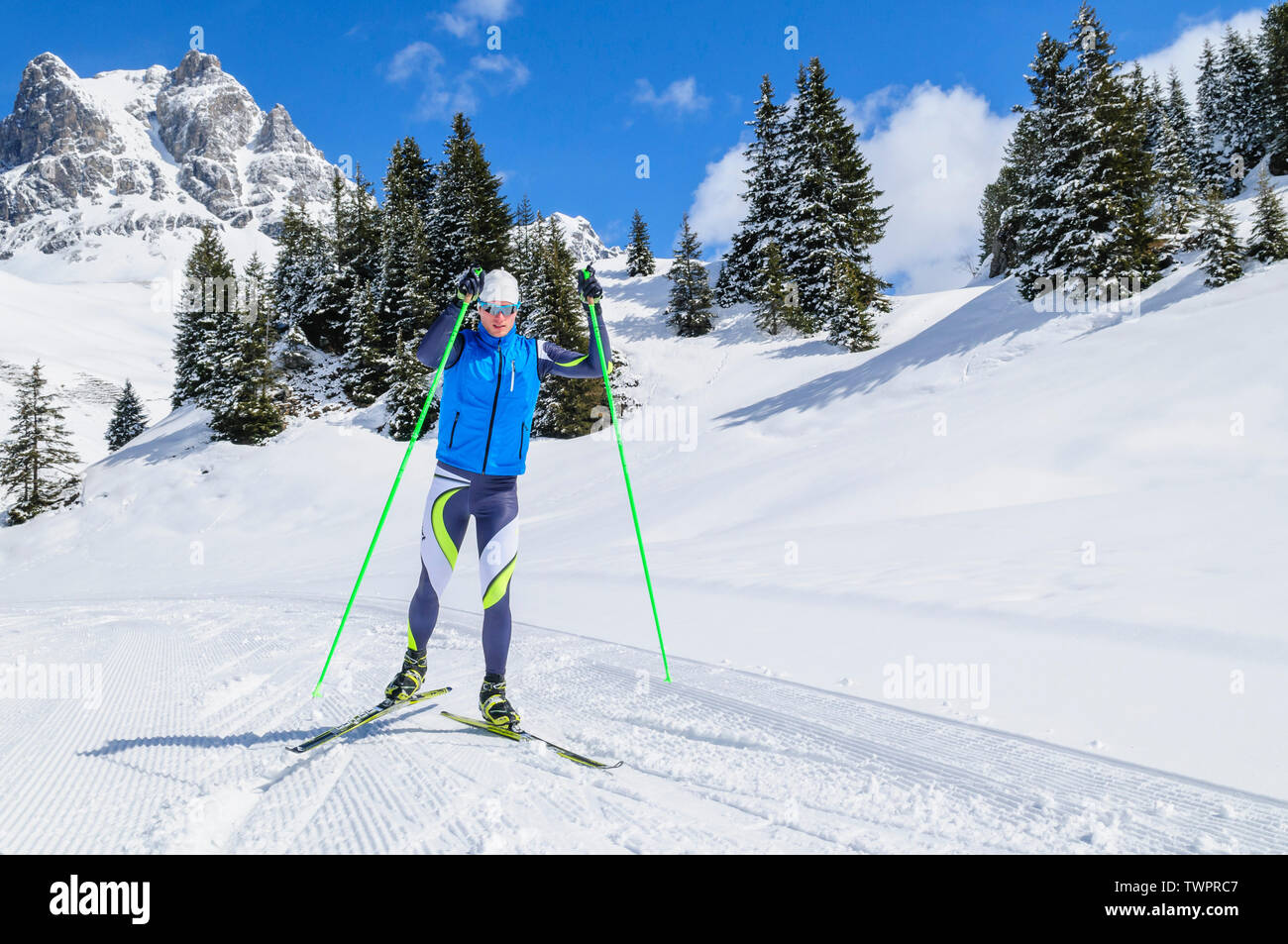 Coppia durante lo sci di fondo esercizio di stile skating nelle montagne austriache vicino a Warth Foto Stock