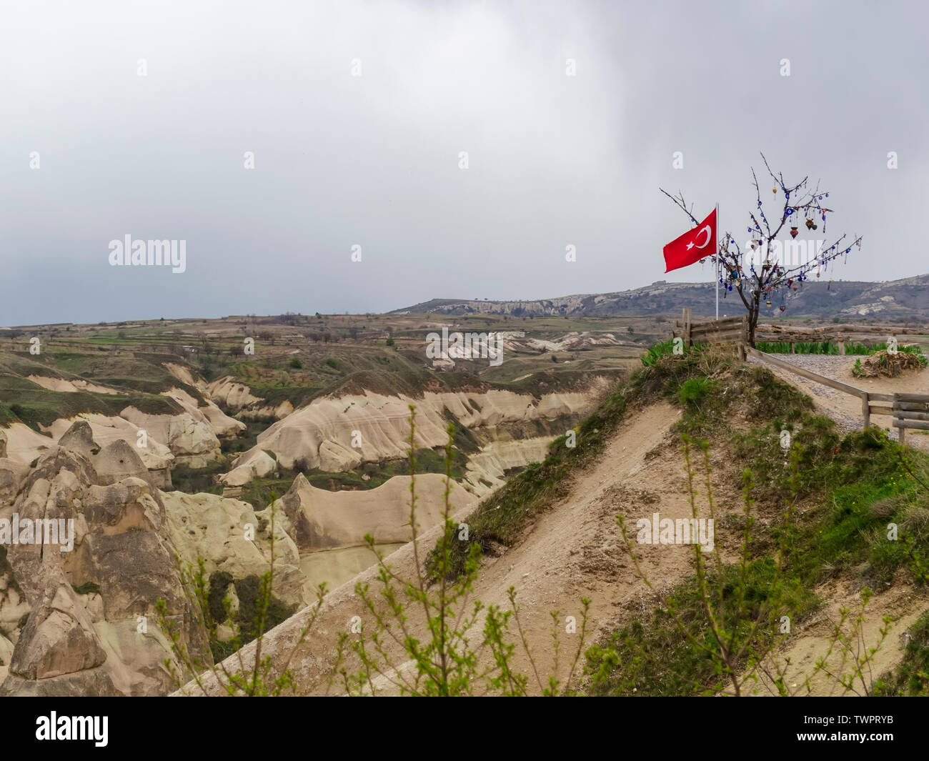 Bandiera turca e l'Albero dei Desideri su una piattaforma di osservazione in Cappadocia in un giorno nuvoloso Foto Stock