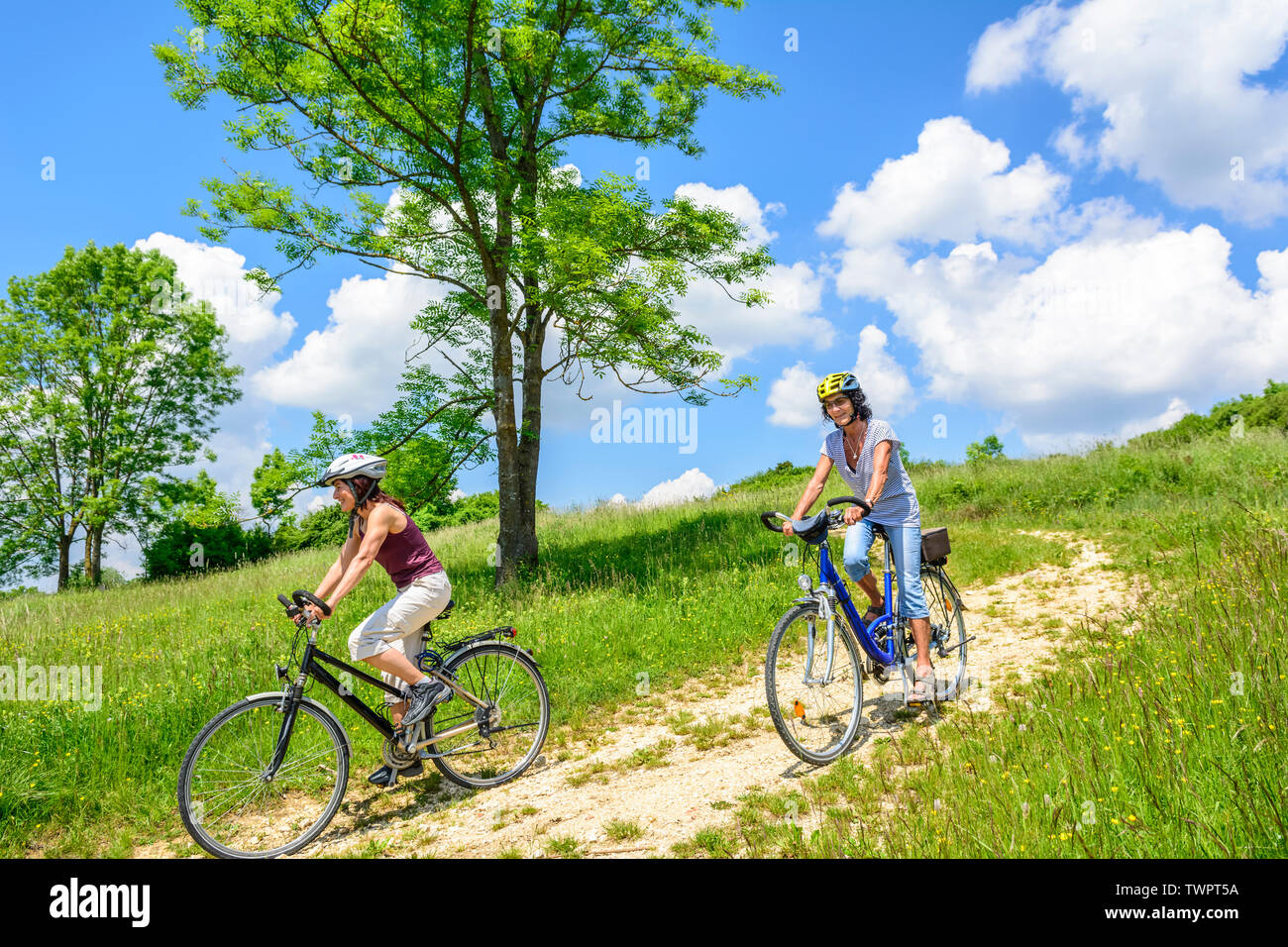 Gita in bicicletta in estate nel paesaggio rurale vicino a Katzenstein in Germania Foto Stock