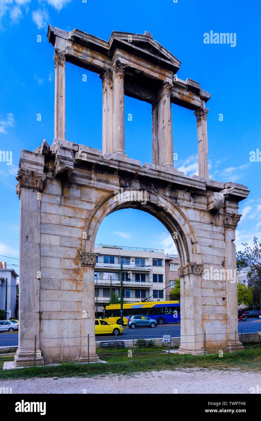 Atene, Attica / Grecia. L'Arco di Adriano, più comunemente noto in greco come la Porta di Adriano, è un monumentale portale che assomigliano a Foto Stock