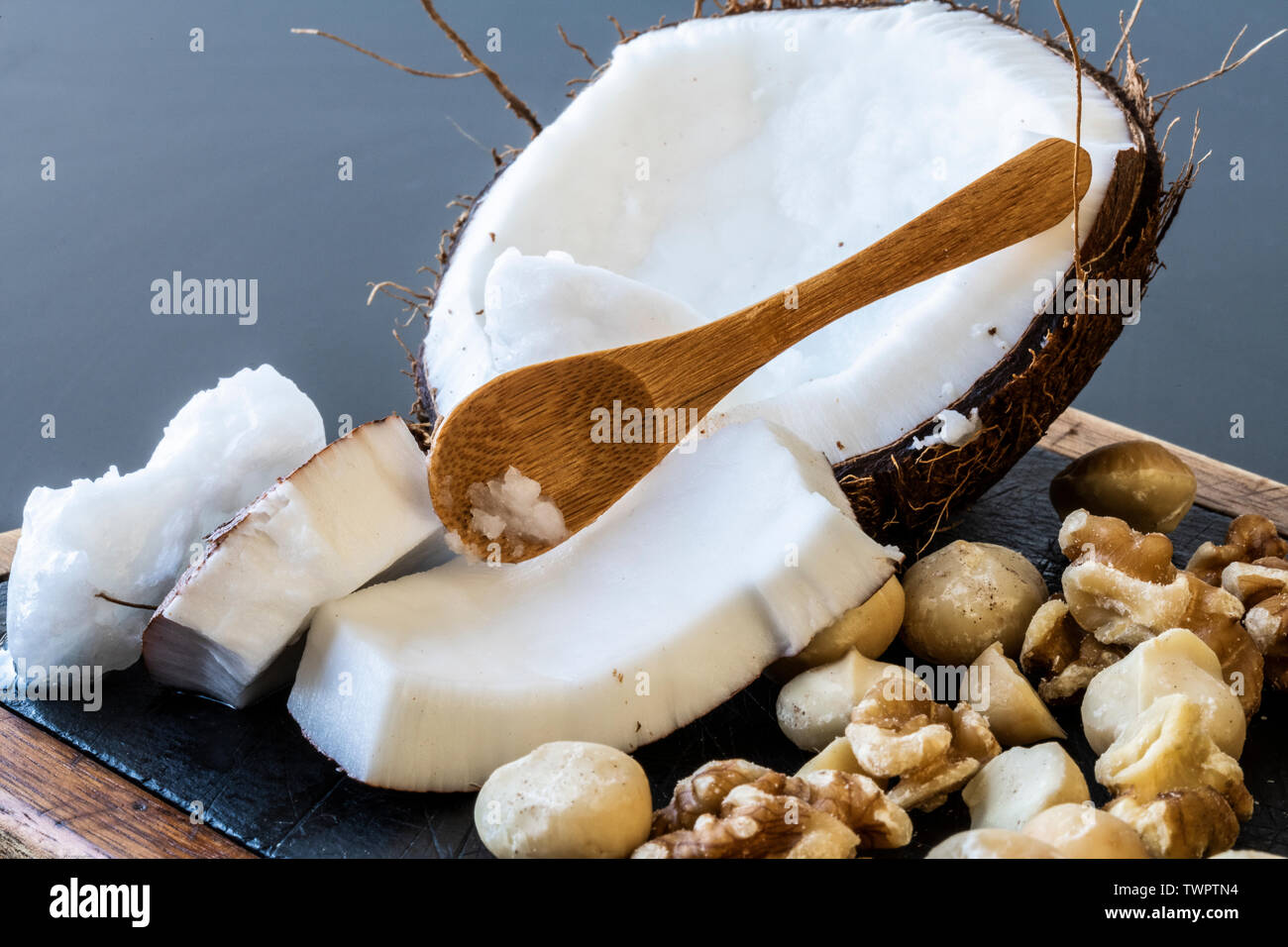 Una chiusura del cibo ketogenic: noce di cocco e burro di noci di cocco, noci e noci di macadamia Foto Stock