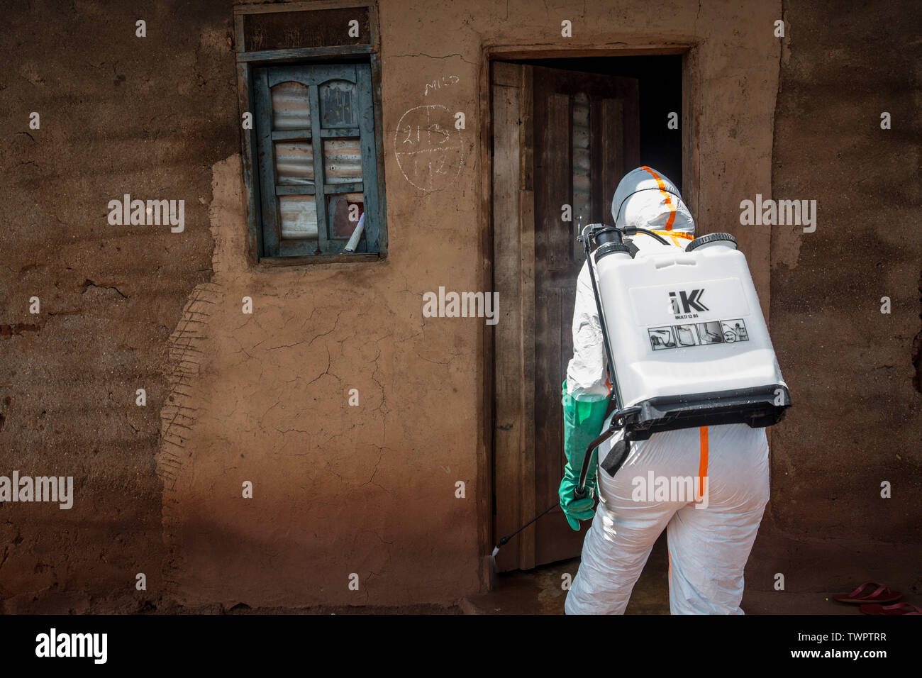 Organizzazione mondiale della sanità lavoratore Belinda Landu, 28, decontamina la casa di un Pastore che ha appena testato positivi per il virus di Ebola in Beni.La Repubblica democratica del Congo sta vivendo la seconda più grande epidemia di Ebola registrata nella storia, e la risposta è ostacolata dal fatto che è attiva una zona di conflitto. Più di 1.400 persone sono morte dal mese di agosto 2018. Foto Stock