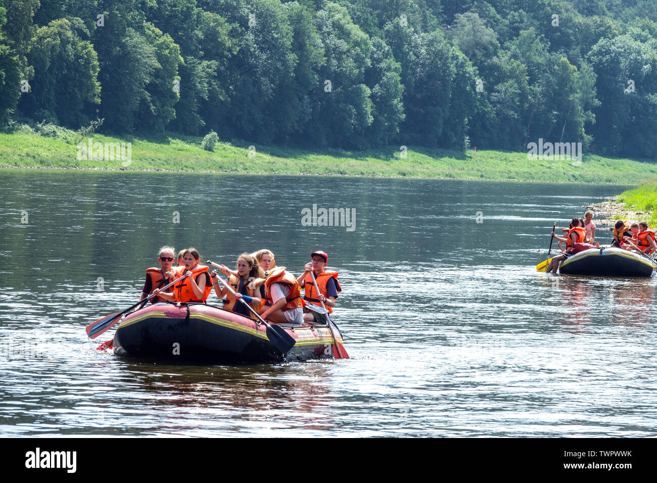 La gente di rafting sul fiume Elba, Svizzera Sassone National Park, in Sassonia, Germania Foto Stock