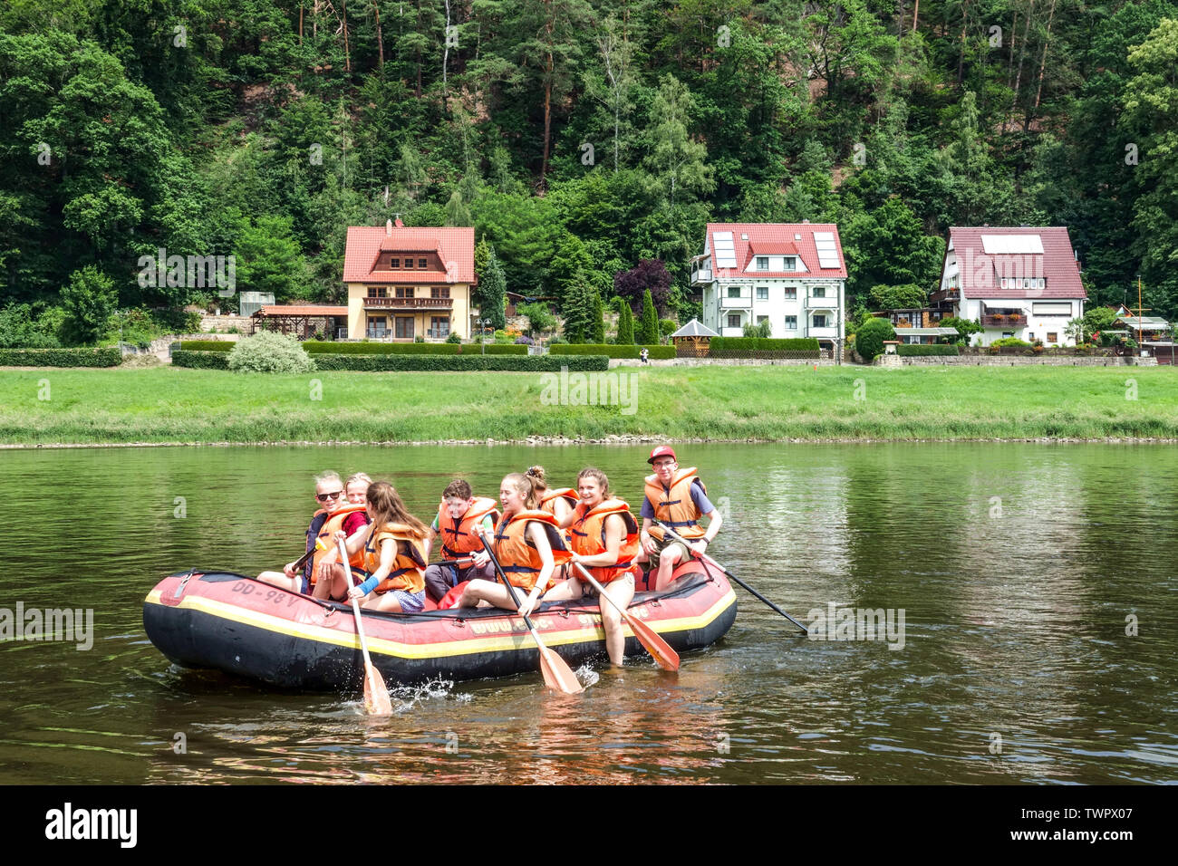 Persone rafting sul fiume Elba, Rathen Svizzera Sassone, Bassa Sassonia, Germania Foto Stock