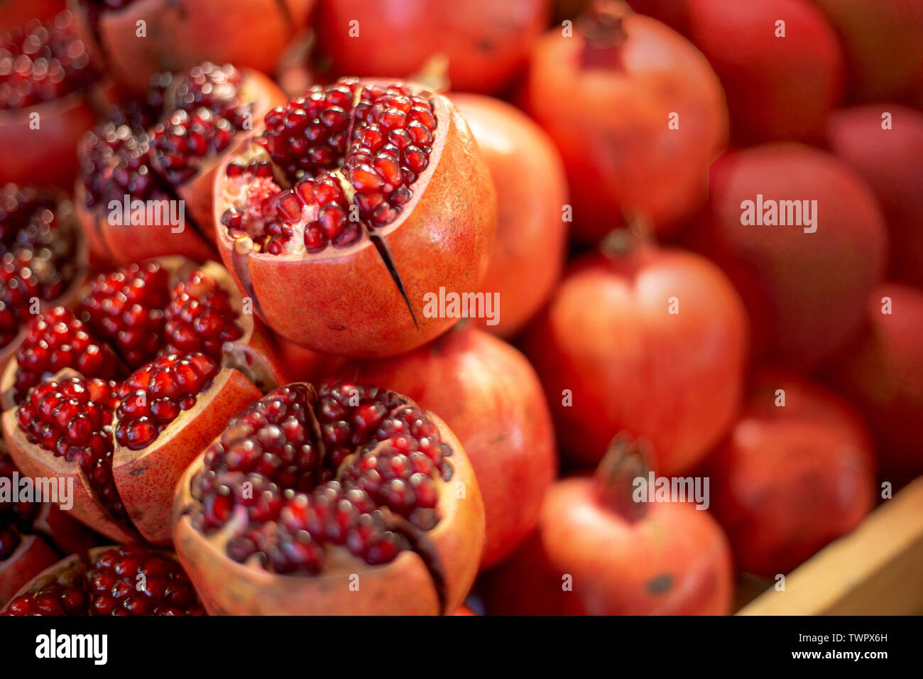Rosso rubino frutti alta vitamina sul ripiano. anti invecchiamento cibo per una buona salute Foto Stock