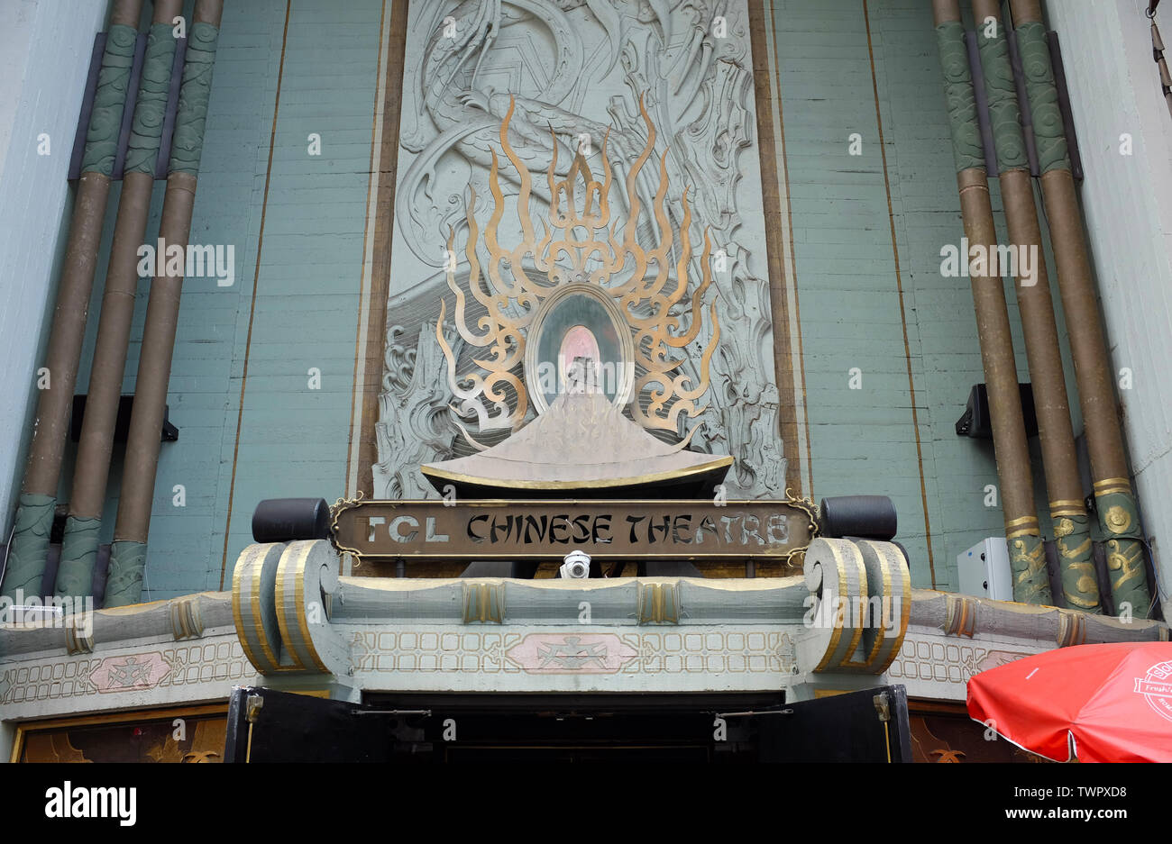 HOLLYWOOD - CALIFORNIA: Giugno 18, 2019: TCL Teatro Cinese segno sopra l'ingresso al palazzo di film sulla storica Hollywood Walk of Fame, Foto Stock